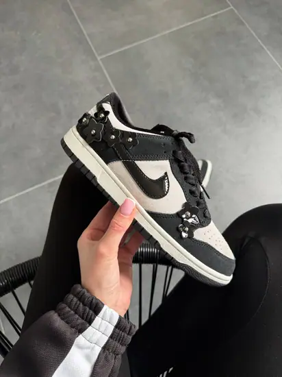 Nike Dunk Low SE "Florette" Black